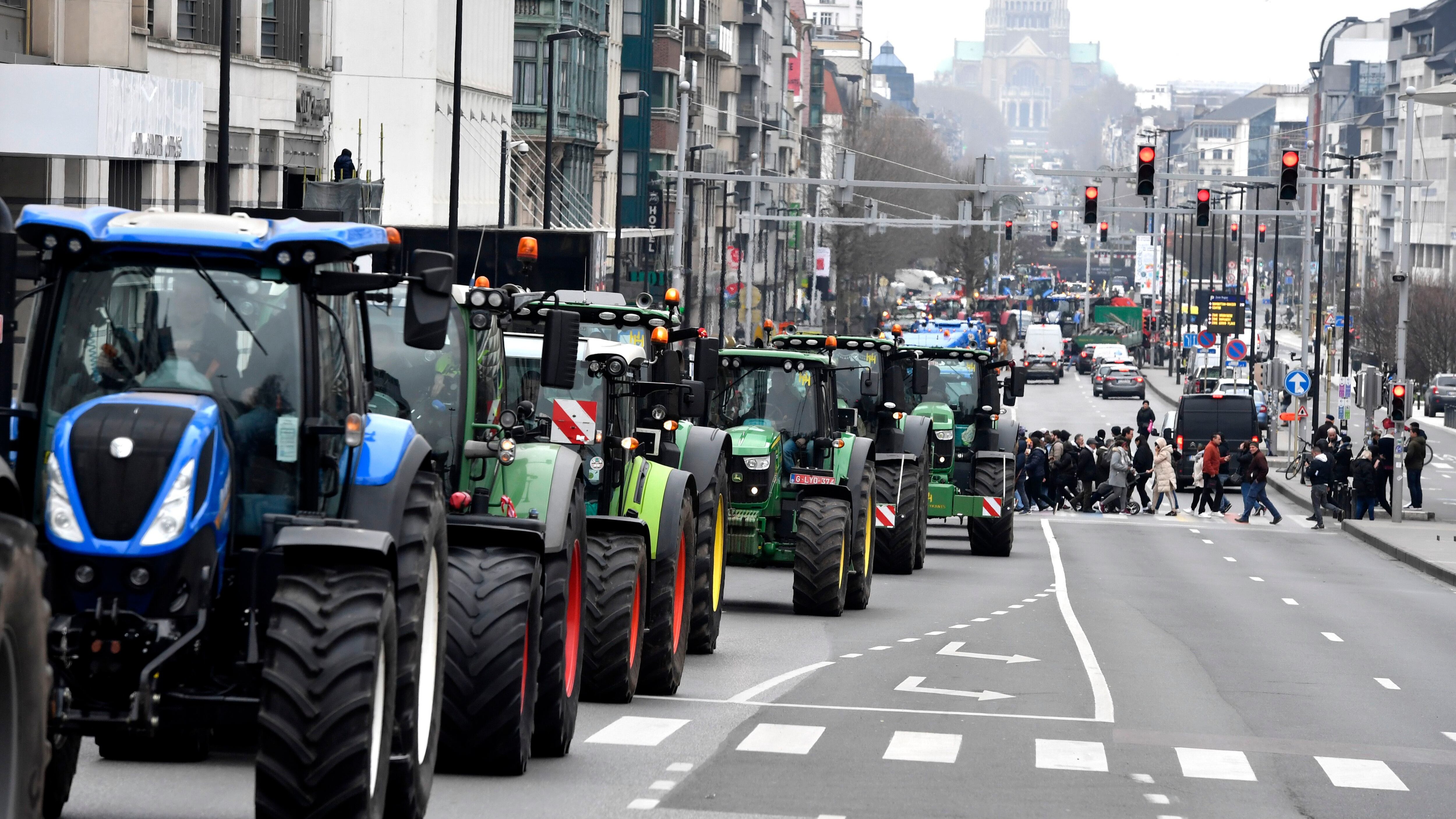 Belçika'nın başkenti Brülsel'de çiftçiler traktörleri ile yolları kapattı.