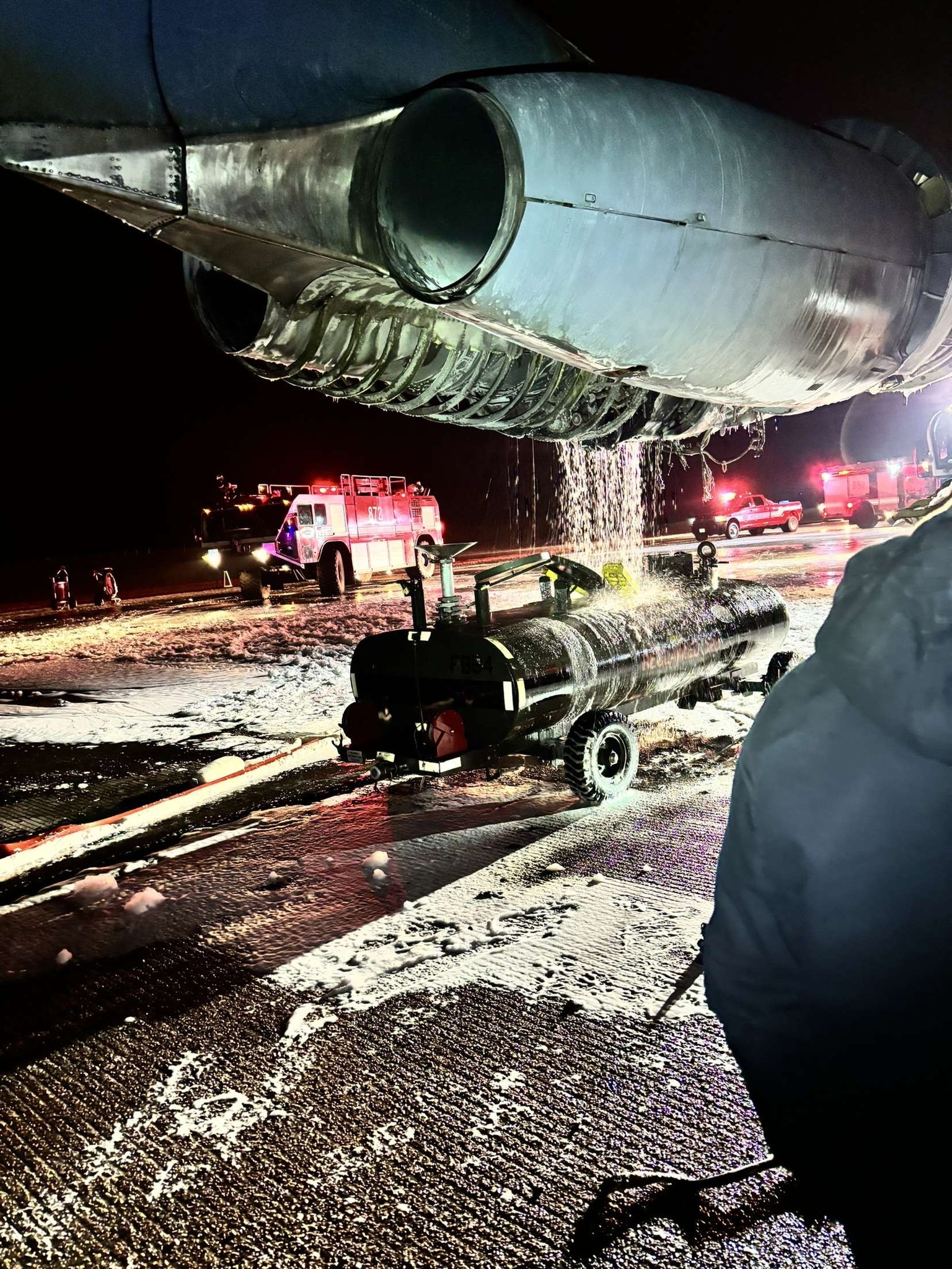 B-52 bombardıman uçağının motorunda yangın çıktı