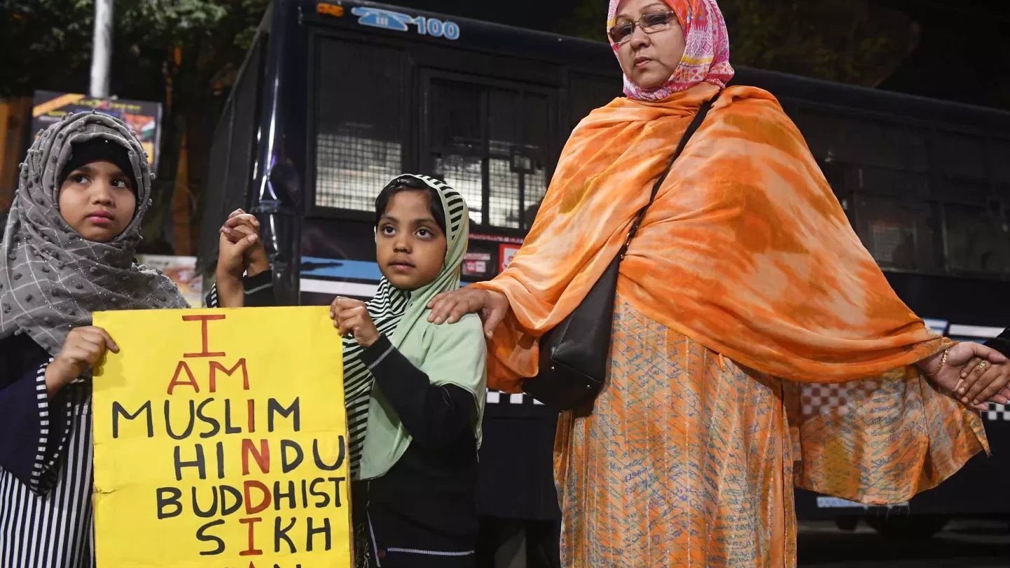 Hindistan'da 'Müslümanları ötekileştiren yasaya' tepki büyüyor.