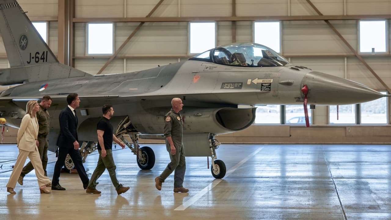 Ukrayna uzun bir bekleyişin ardından ilk F-16 savaş uçağını teslim aldı