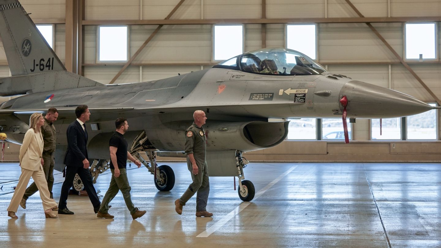 Ukrayna uzun bir bekleyişin ardından ilk F-16 savaş uçağını teslim aldı