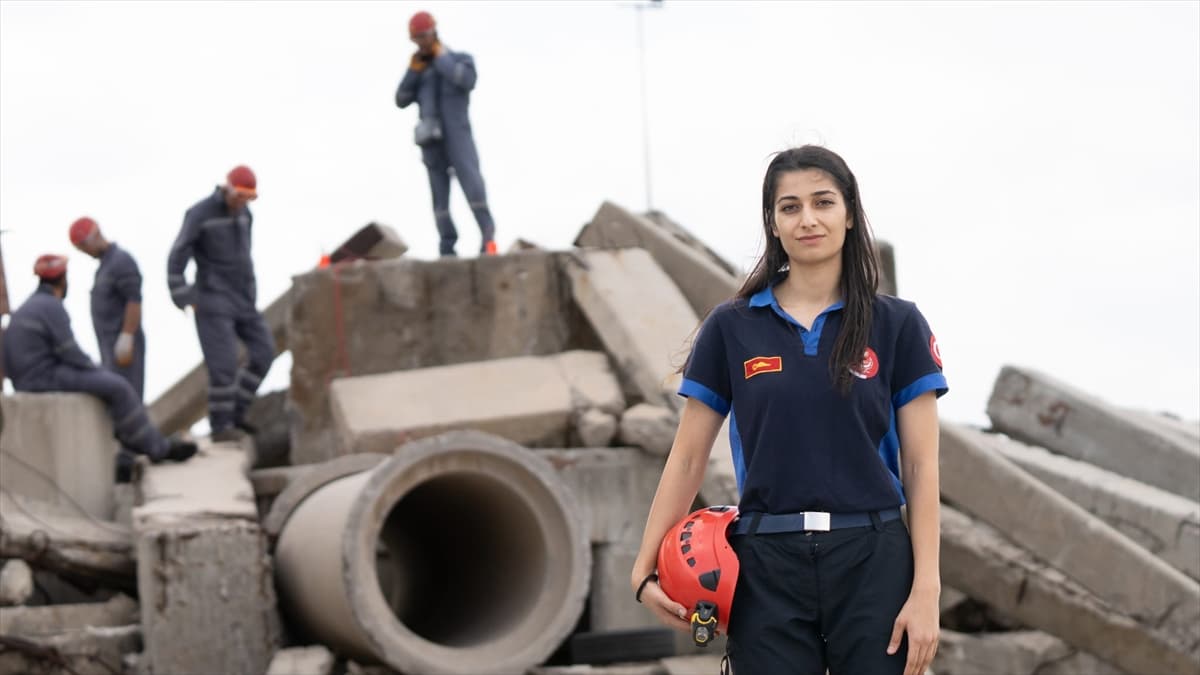 İzmir'de Enkaz Altından Kurtarılan Depremzede İtfaiyeci Oldu