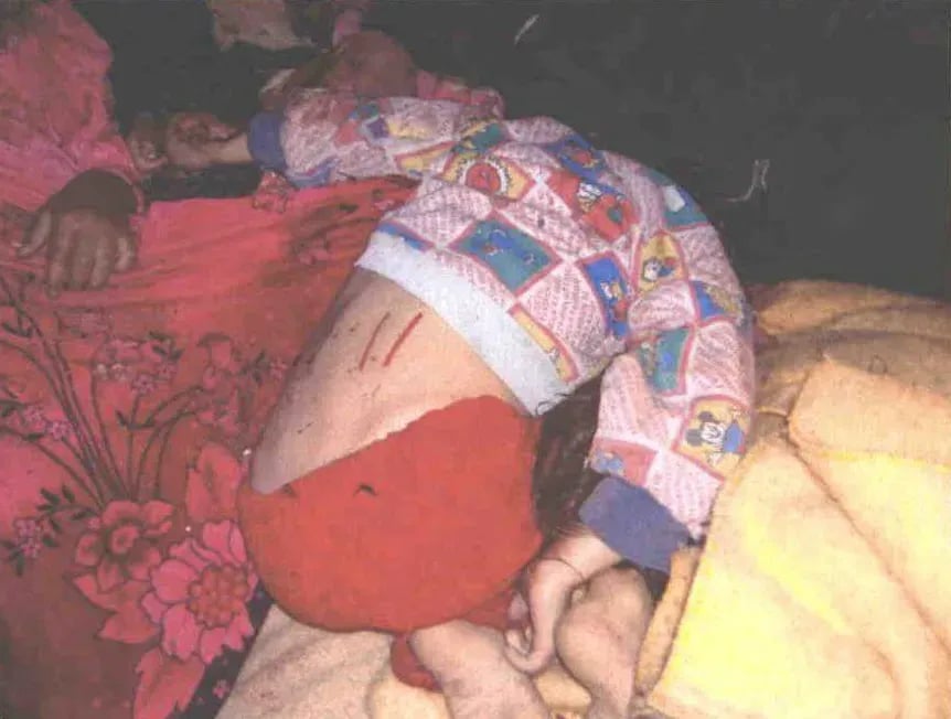 Beş yaşındaki bir kız çocuğu olan Zainab Younis Salim, bir ABD Deniz Piyadesi tarafından başından vuruldu. Zainab, annesi, kız kardeşleri ve erkek kardeşinin yanındaki bir yatakta yatarken öldürüldü. Bir Deniz Piyadesi, fotoğraflardaki ölüleri ayırt etmek için katliamdan sonra küçük kızın sırtına kırmızı bir keçeli kalemle 11 yazdı.&nbsp;