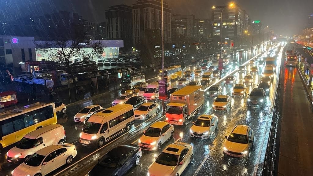İstanbul trafikte dünya zirvesinde: Sürücüler yılda 105 saatlerini yolda harcıyor