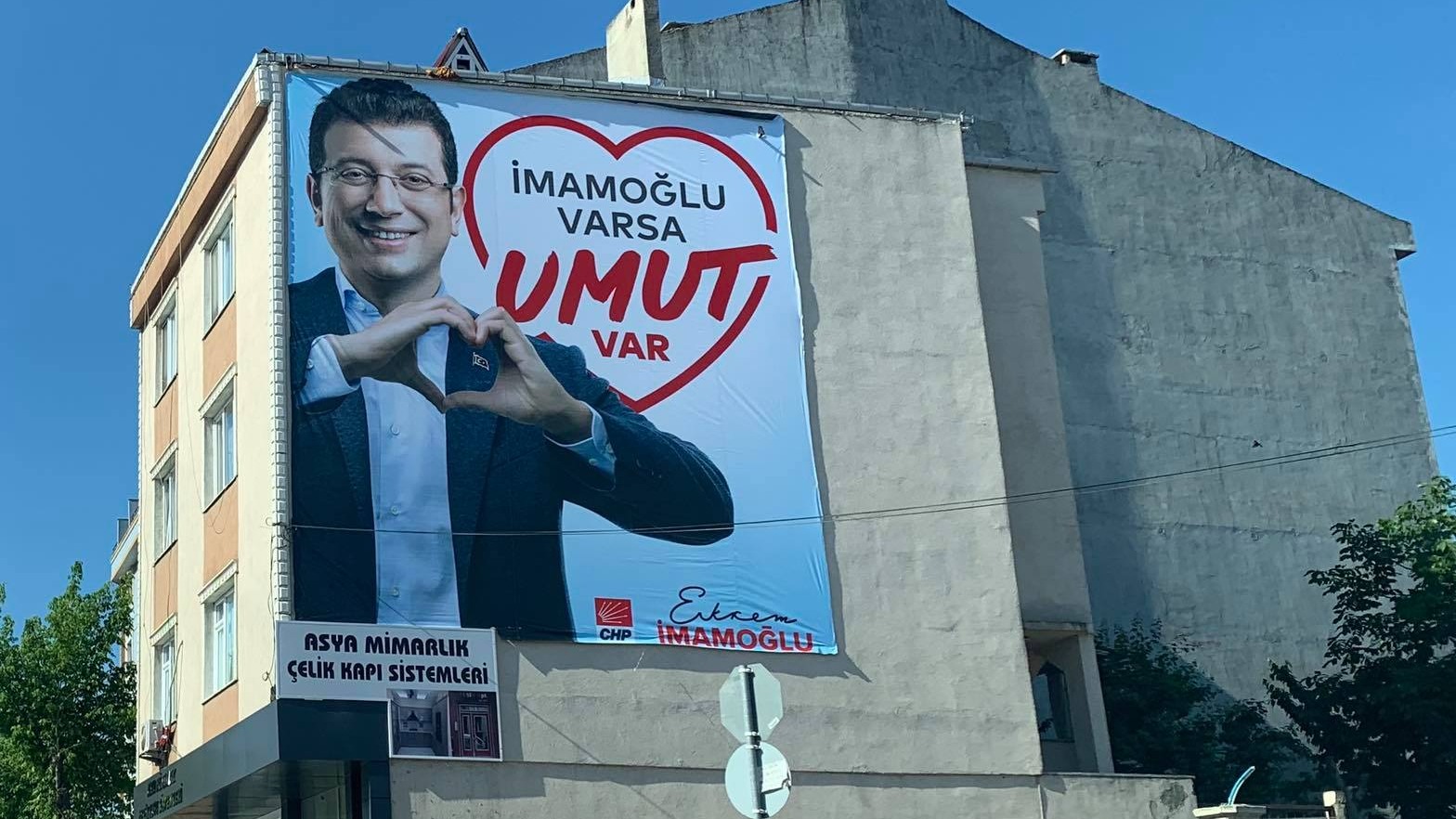 Ekrem İmamoğlu'nun reklam afişleri.