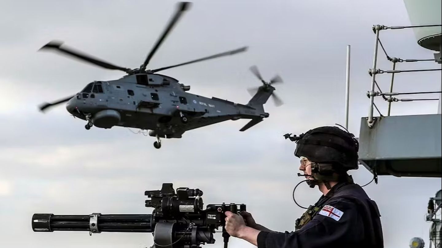 İngiliz savaş gemisi anti-dron tatbikatı gerçekleştirdi