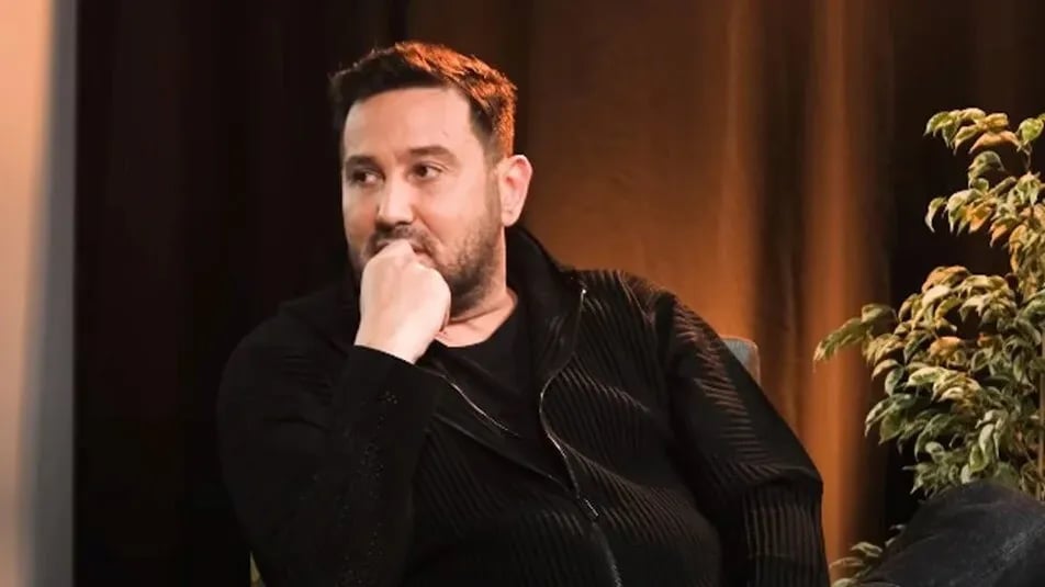 52 yaşında, sahnede şarkı söylerken hayatını kaybetti.