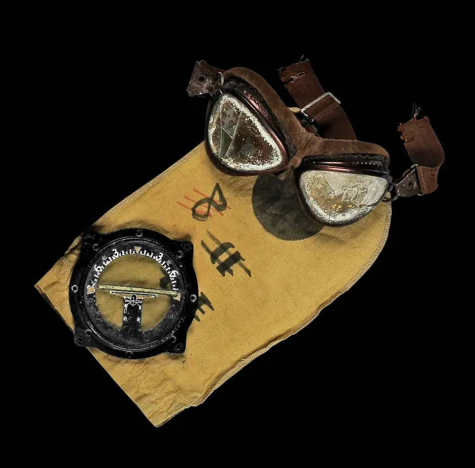 Saldırıdan sonra Pearl Harbor'da bulunan eşyalar arasında bir Japon pilotun taktığı bu gözlükler ve düşürülen bir uçaktan bir seyir aleti vardı.
