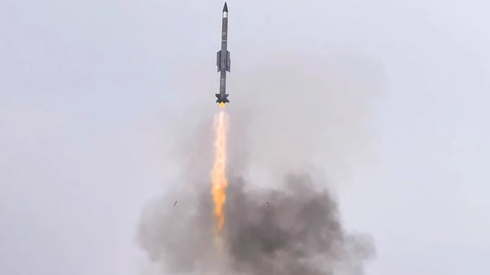 Hindistan kısa menzilli karadan havaya füze denemeleri yaptı