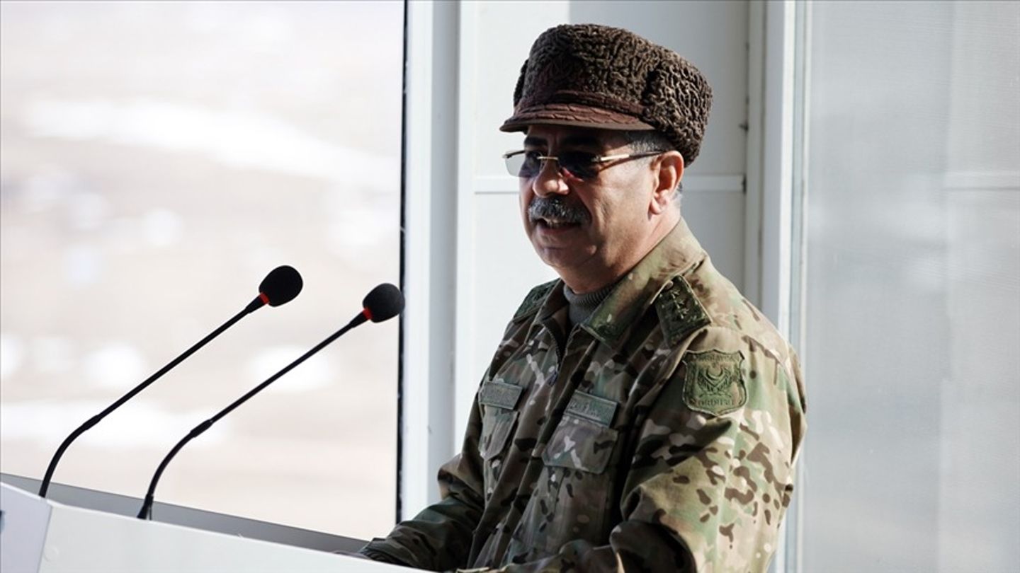 Azerbaycan Savunma Bakanı Hasanov, Türkiye ile askeri ilişkileri değerlendirdi