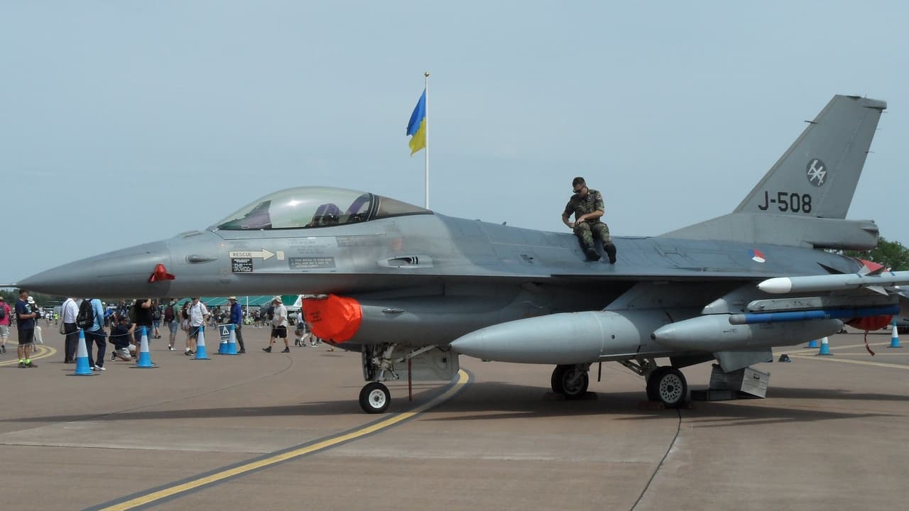 Hollanda Ukrayna'ya ilk parti F-16 savaş uçaklarını teslim etti