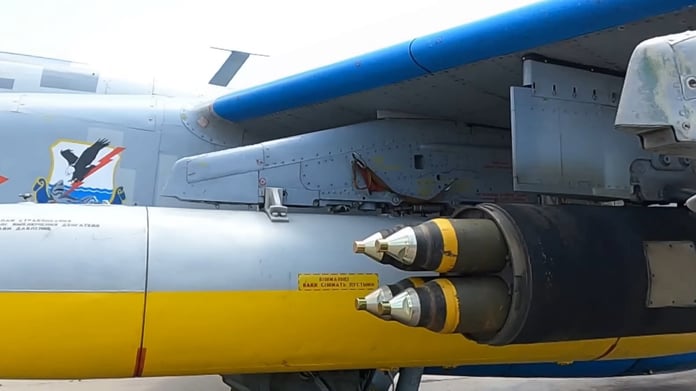 Ukrayna'ya Ait Su-25 savaş uçağı ilk kez Fransız yapımı AASM Hammer bombalarını kullanırken görüntülendi