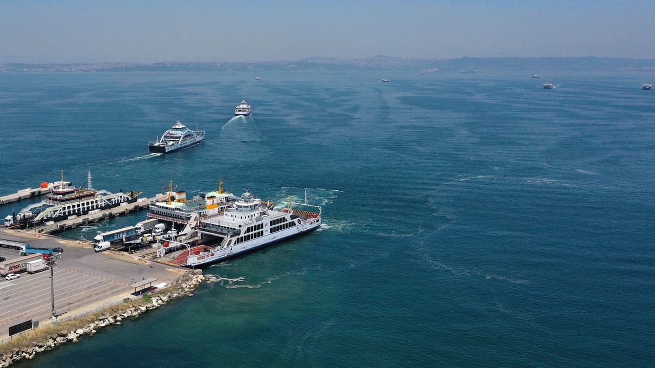 İstanbul Boğazı'nda sis nedeniyle gemi trafiği askıya alındı