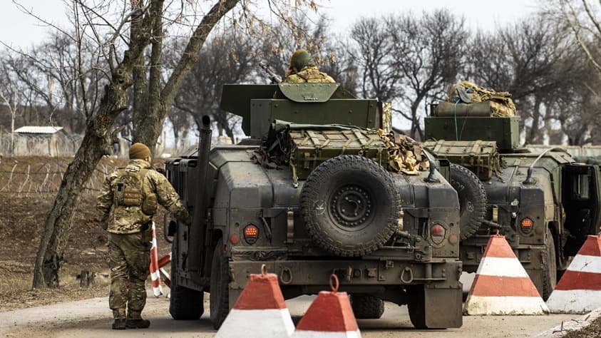 İngiltere Savunma Bakanlığı: Ukrayna'da ele geçirilen Rus askeri araçları inceliyoruz