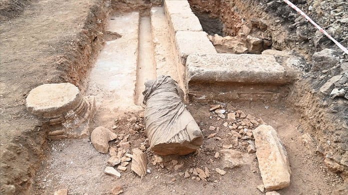 Mersin'deki Anemurium Antik Kenti'nde kadın heykeli bulundu