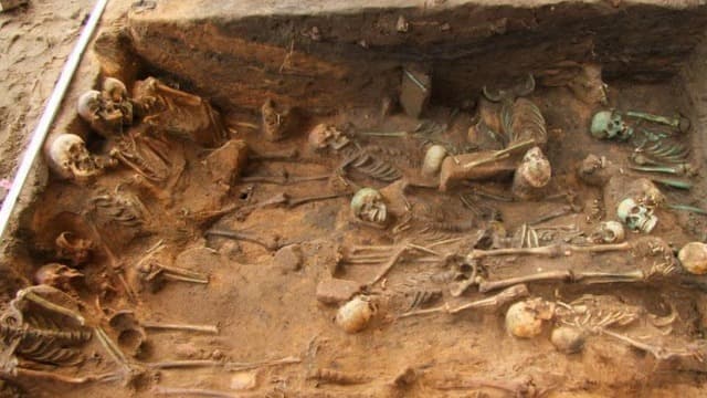 500'den fazla kişinin gömülü olduğu veba toplu mezarı bulundu