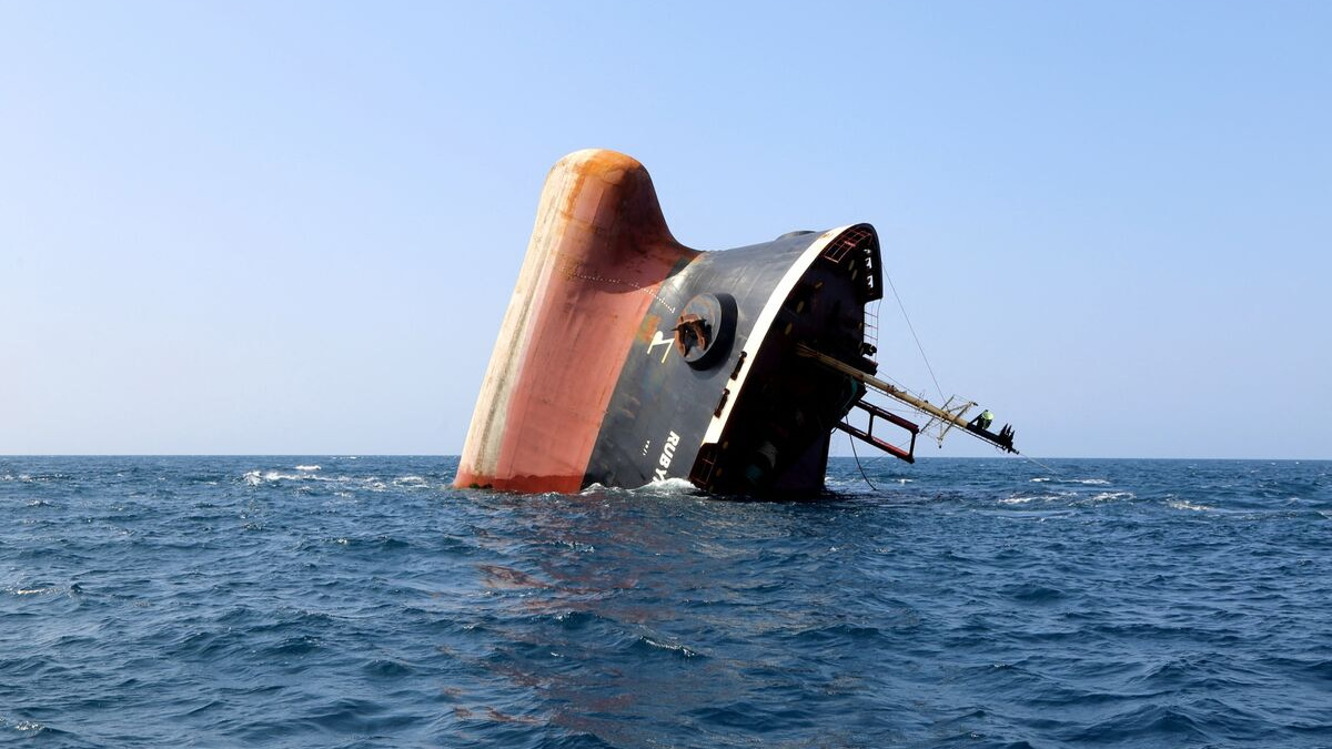 Rubymar kargo gemisi 7 Mart'ta Yemen açıklarında kısmen sular altında kaldı.