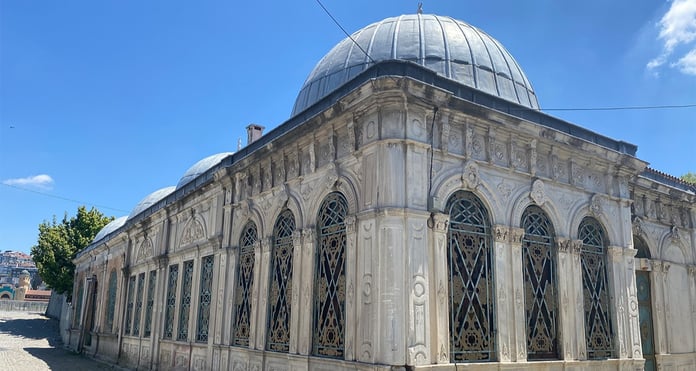 Adile Sultan Türbesi'nin restorasyonu İBB'nin hatalı yol çalışmasına takıldı