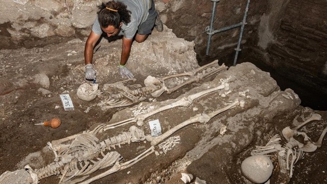 İznik'te Hristiyan ve Müslümanlara ait 'çatkı mezarlar' bulundu