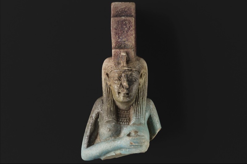 Melville Evi arazisinde Mısır tanrıçası İsis’i oğlu Horus’u emzirirken tasvir eden sırlı seramik heykelcik keşfedildi.
