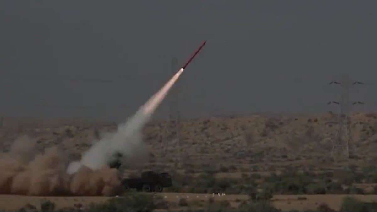 Pakistan, yerli üretim Fatah-II Güdümlü Roket Sistemi'ni başarıyla test etti