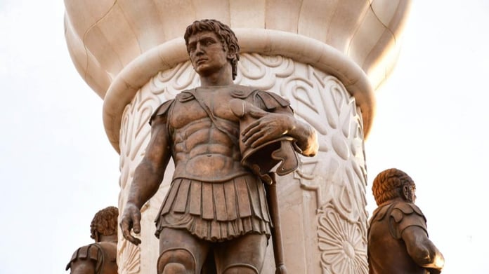 Büyük İskender nasıl öldü? Büyük İskender diri diri gömüldü mü?