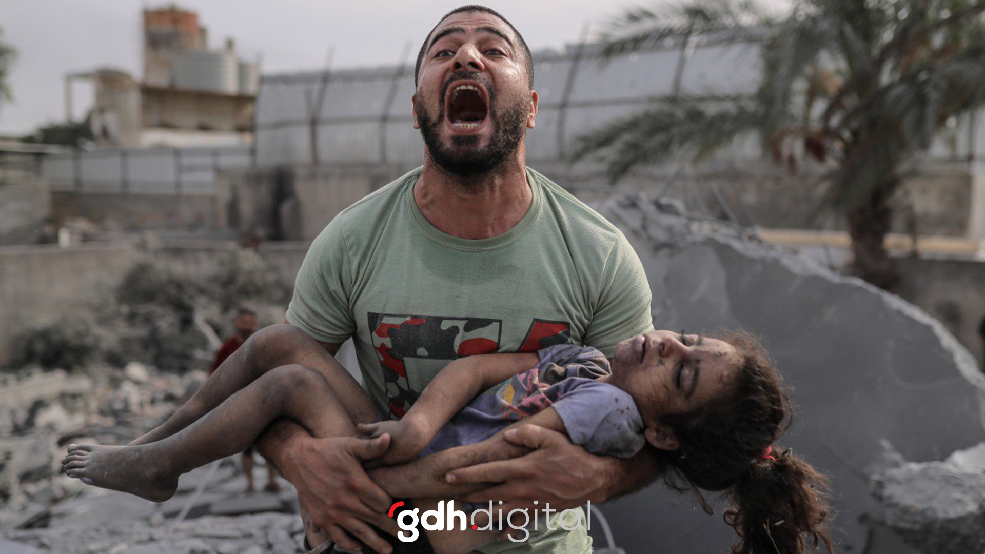 Canından çok sevdiği kızı, kollarında can veren Filistinli bir babanın acı dolu haykırışı.&nbsp;