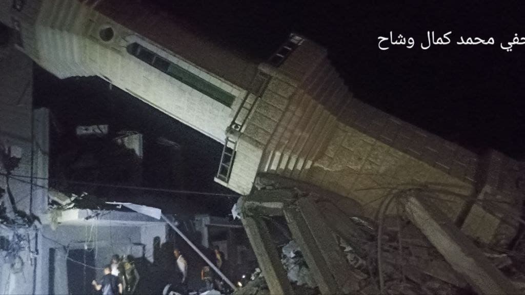 İsrail uçakları Gazze'deki Abdullah Azzam Camisi'ni bombaladı