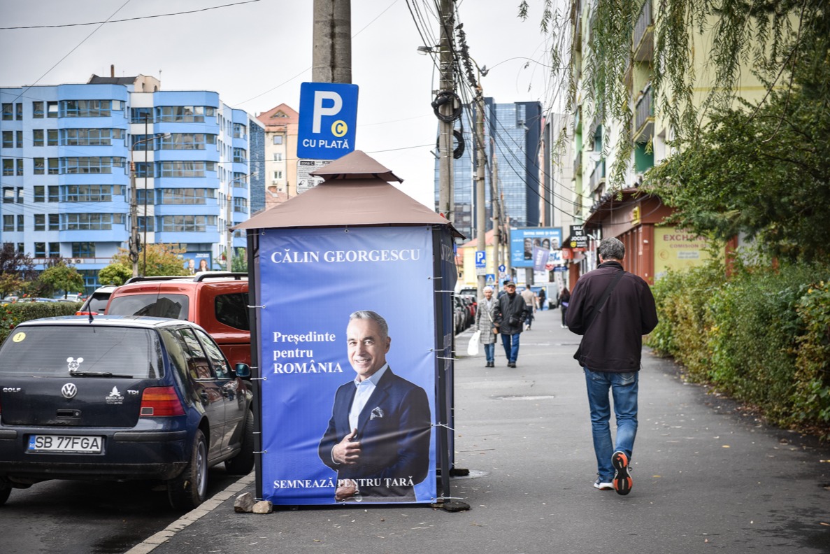 Romanya'da bir Calin Georgescu afişi