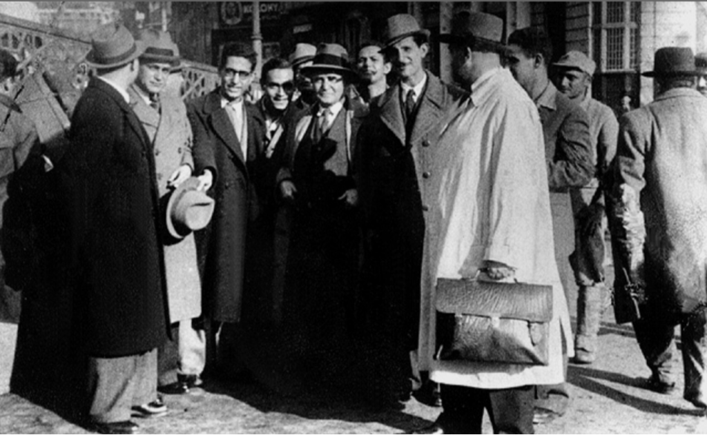 Galata Köprüsü’nde Ben-Gurion, Bulgaristan Siyonist Federasyonu delegeleri ve İstanbullu HeHalutzlular, 1944.