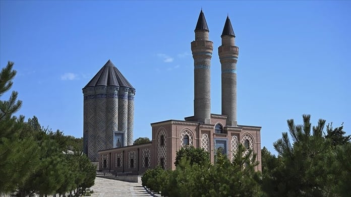 Nahçıvan'daki türbeler asırlardır tüm ihtişamıyla ayakta duruyor