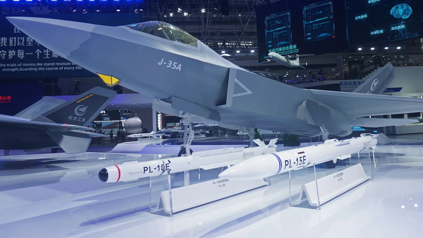Çin, PL-15 hava-hava füzesinin yeni versiyonunu tanıttı