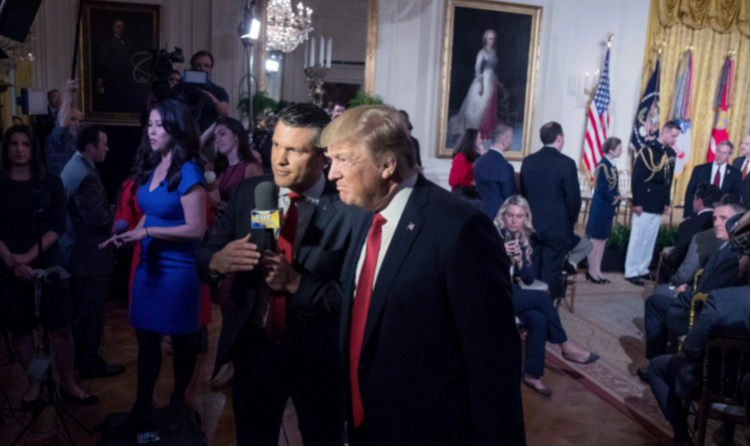 Pete Hegseth ve Donald Trump (2017) / Fotoğraf / AP