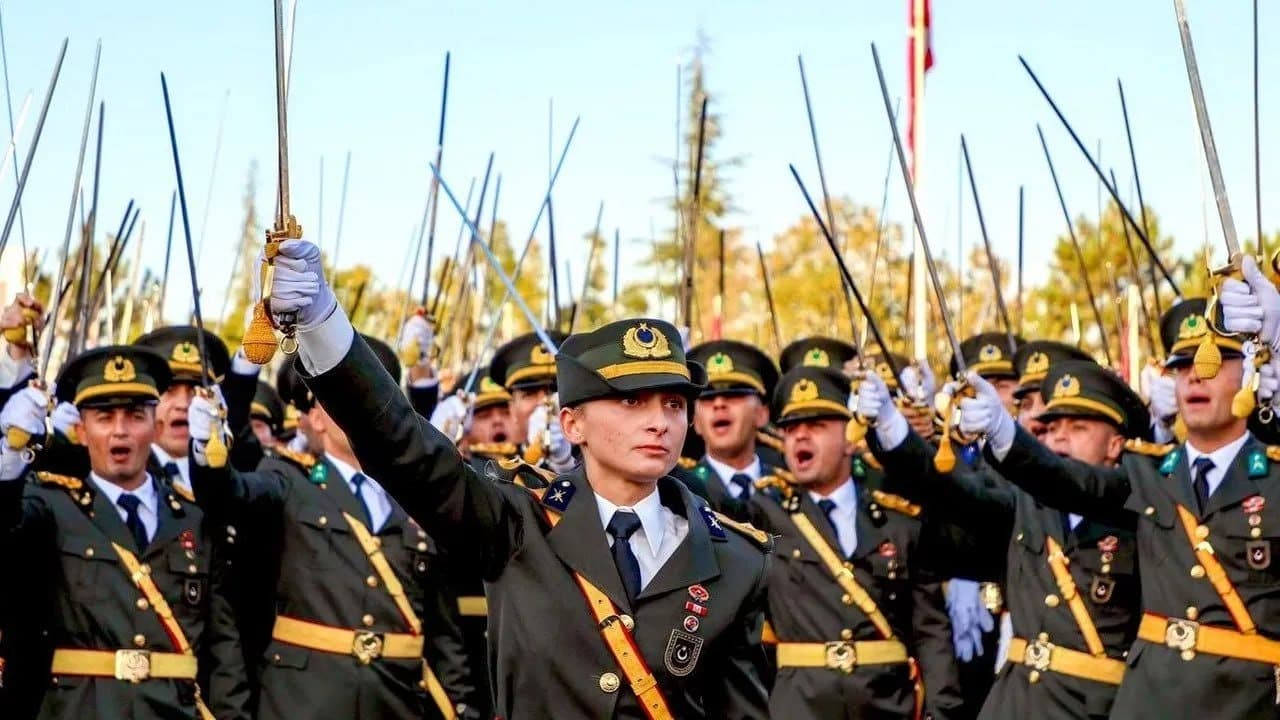 MSÜ Kılıçlı Yemin Eden Teğmenlerin Fotoğraf Açıklaması
