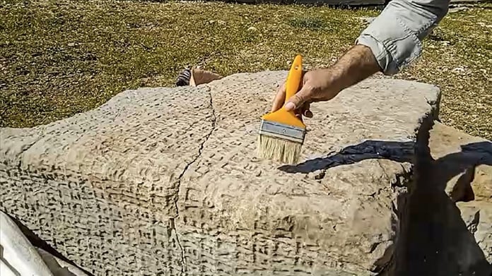 Adıyaman'da bulunan 2100 yıllık yazıtta "Kanunlara saygılı olun" mesajı