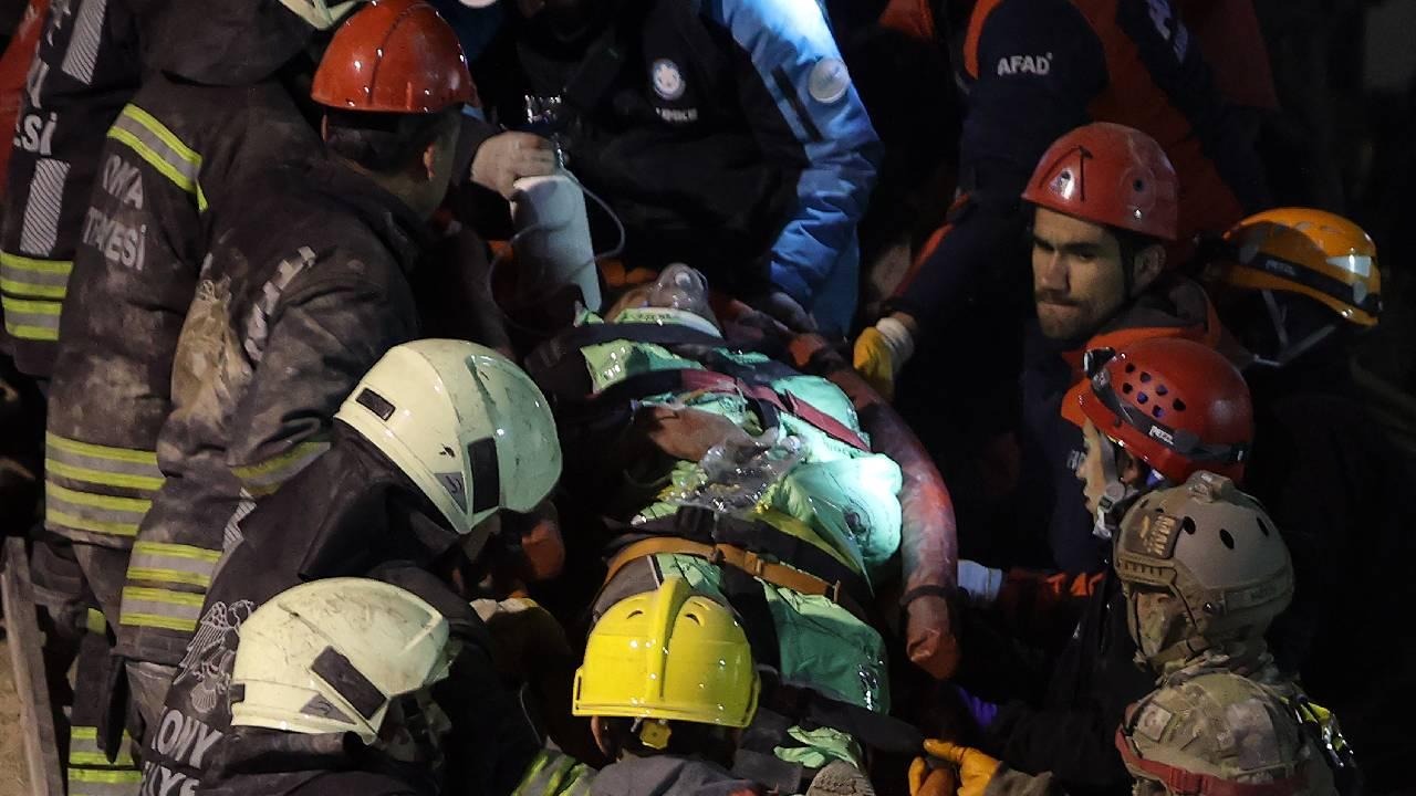 Çöken binada arama kurtarma çalışmaları yapıldı. Fotoğraf: AA