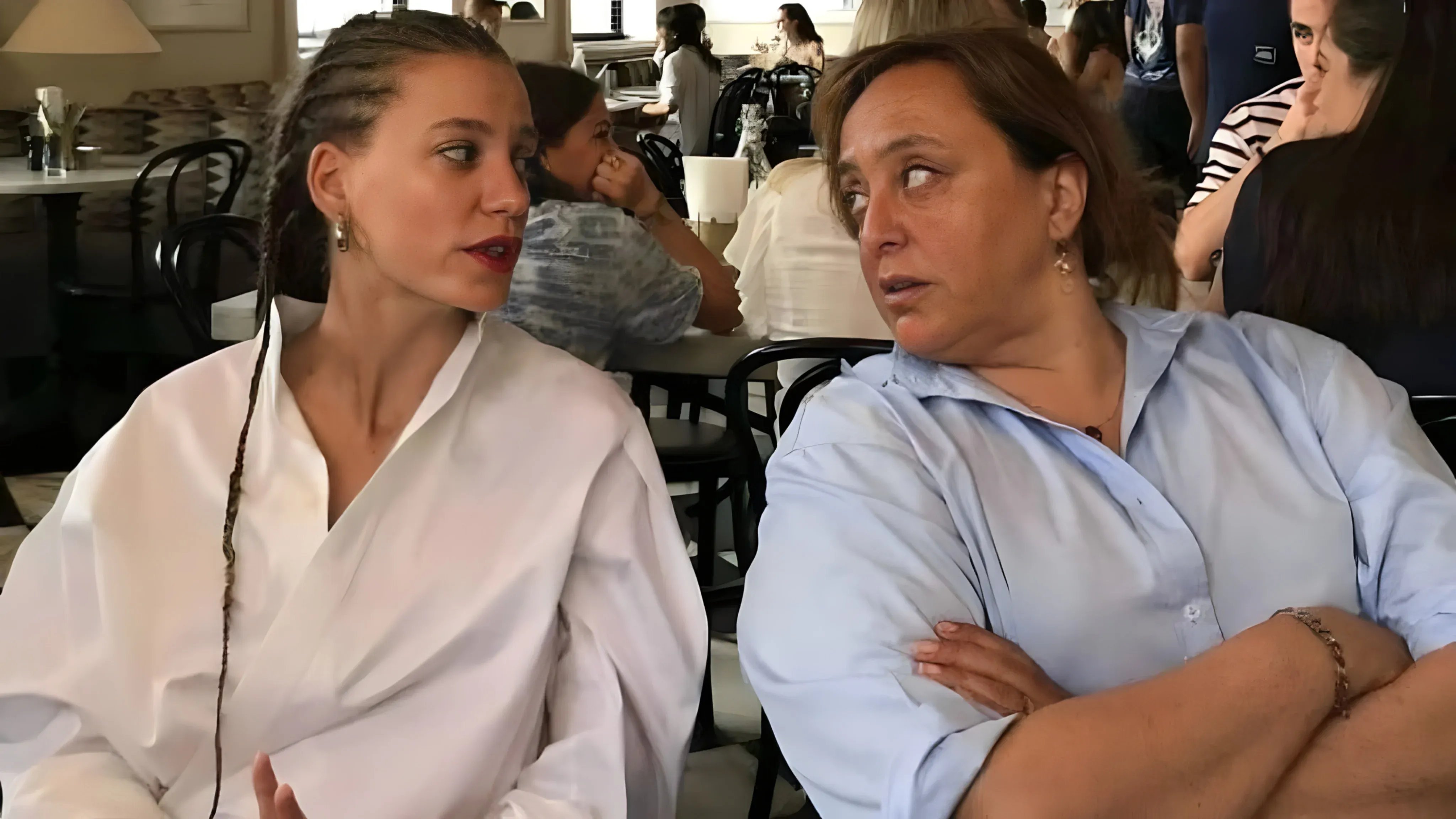 Serenay Sarıkaya ve Ayşe Barım.