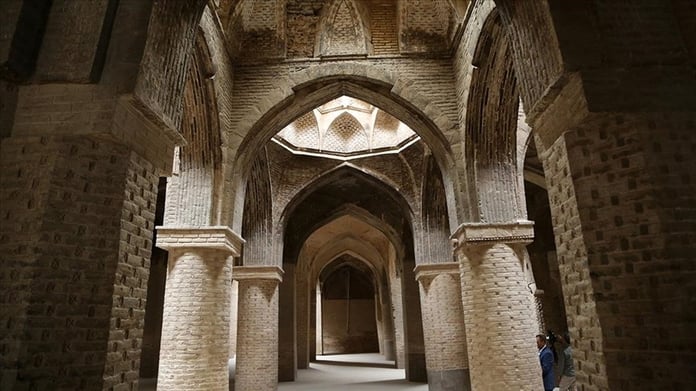 İsfahan'da Selçuklu Devleti döneminde inşa edilen cami farklı mimarisiyle tarihe tanıklık ediyor
