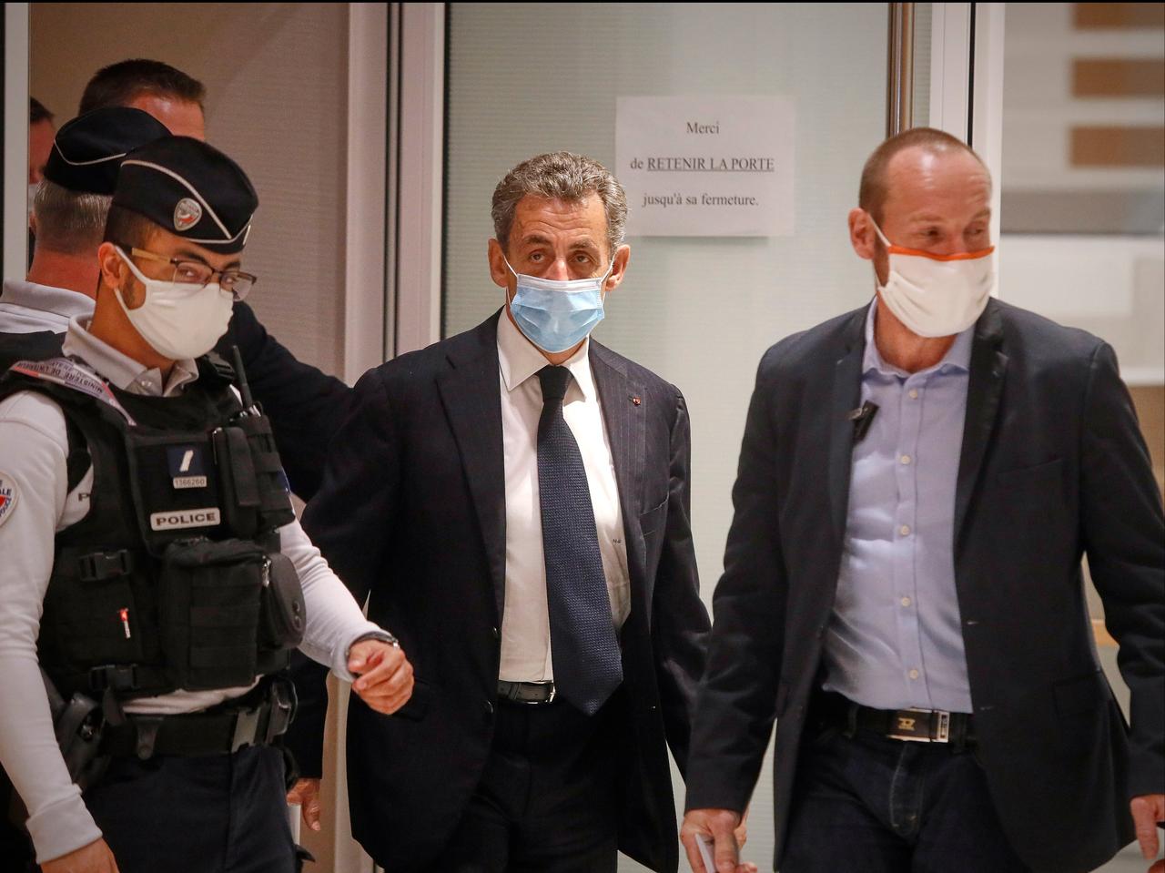 Sarkozy’ye yolsuzluk davasında elektronik kelepçe kararı