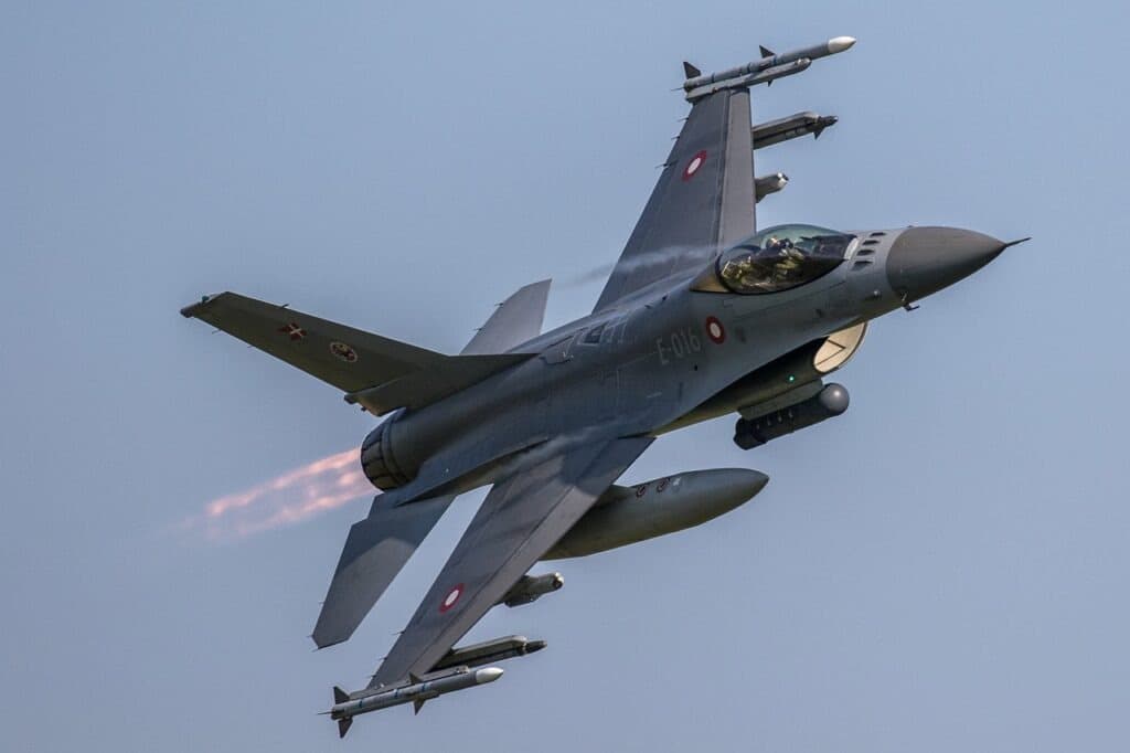 Ukraynalı pilotlar, F-16 savaş uçakları ile uçmaya başladı