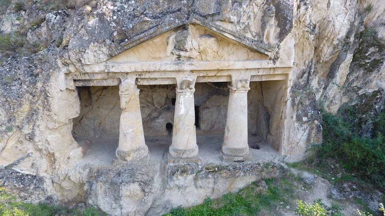Sinop'un saklı tarihi mekanı: Boyabat Kaya Mezarları