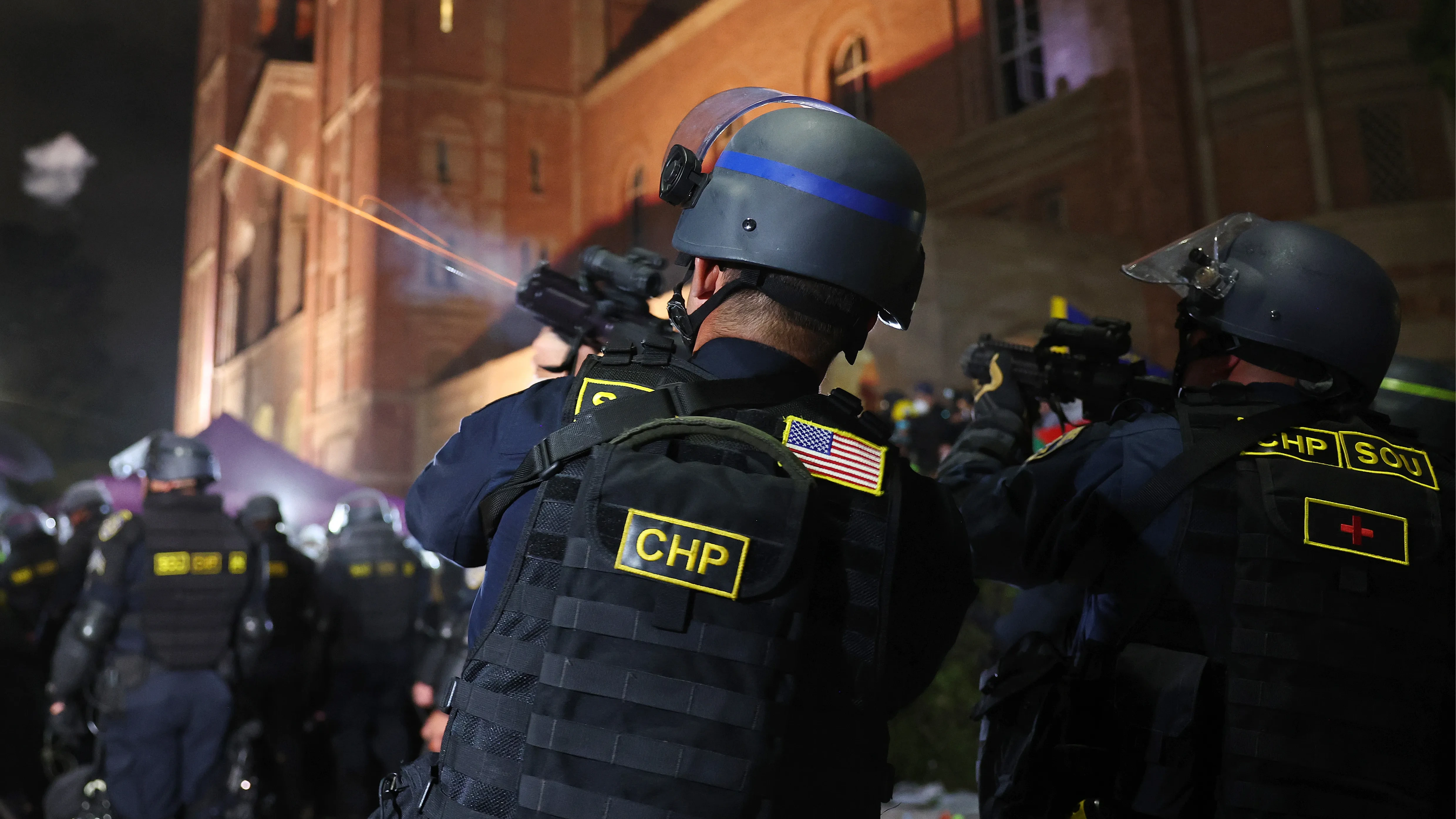 CNN'e göre, gaz sıkmanın yanısıra plastik mermi ile saldıran polis, öğrencilere "korku salmak" için "patlayıcı ateş çubukları" kullandı.