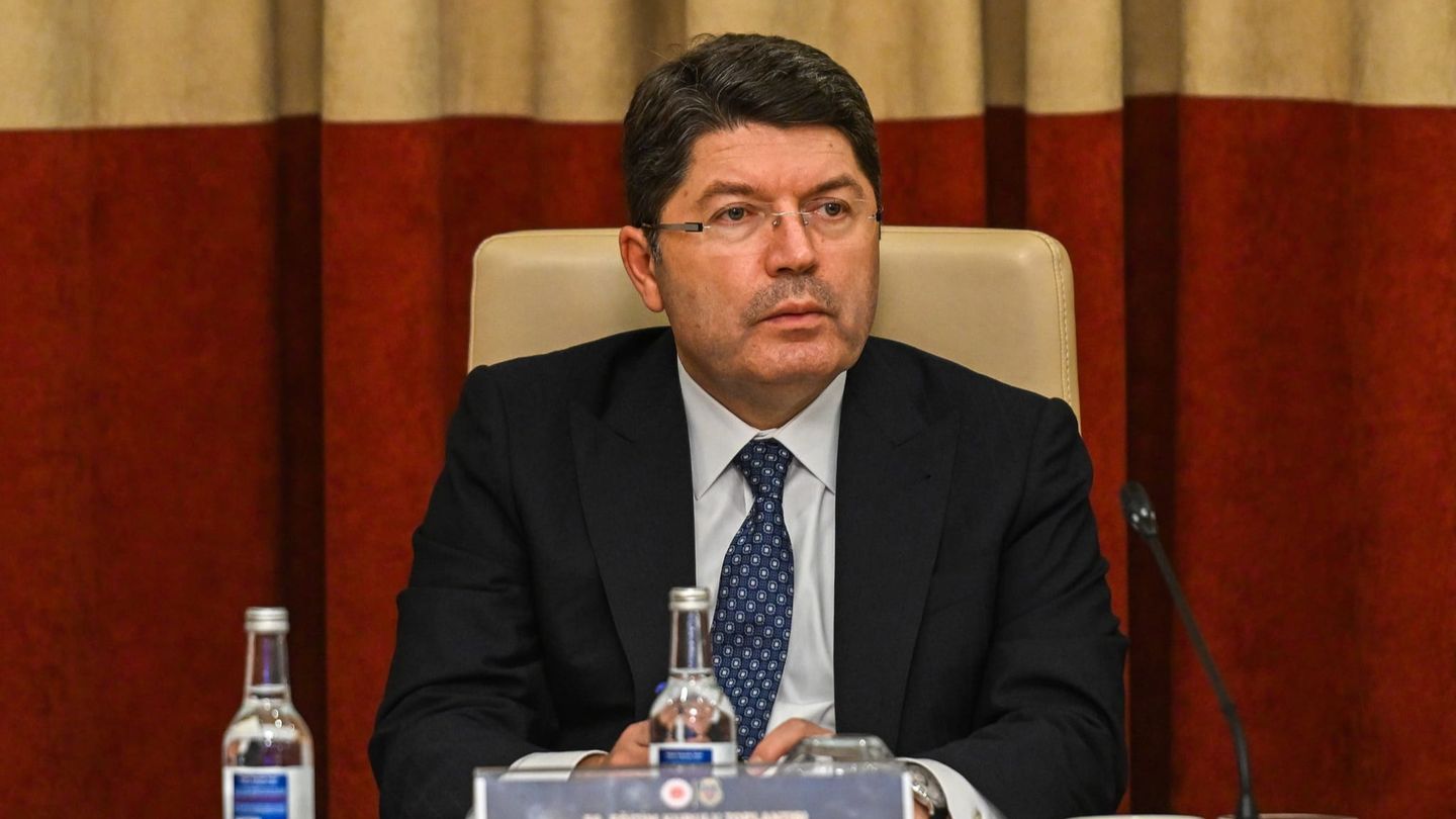 Bakan Tunç’tan en net cevap: Otel yangınında ihmali ve kusuru olanlar yargı önünde hesap verecek