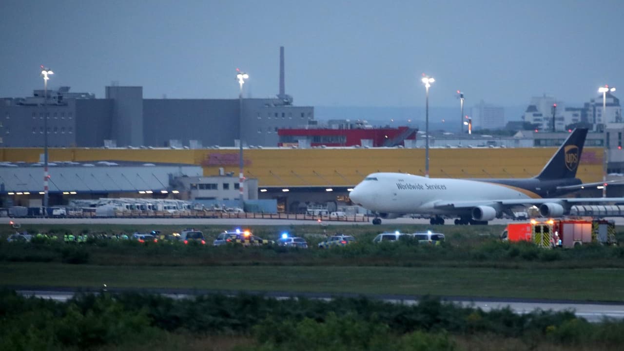 İklim Aktivistleri Köln Havaalanı'nda Uçuşları Aksattı