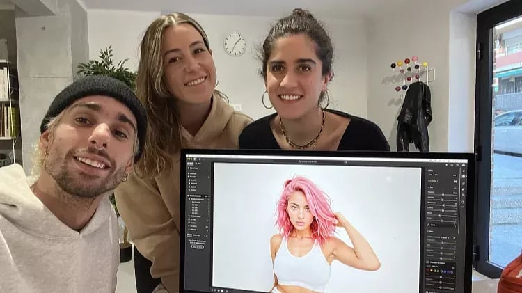 Aitana, tasarımcıları Rubén Cruz ve Diana Núñez, Sosyal Medya Müdürü Sofia Novales ile birlikte. Fotoğraf: The Clueless Agency