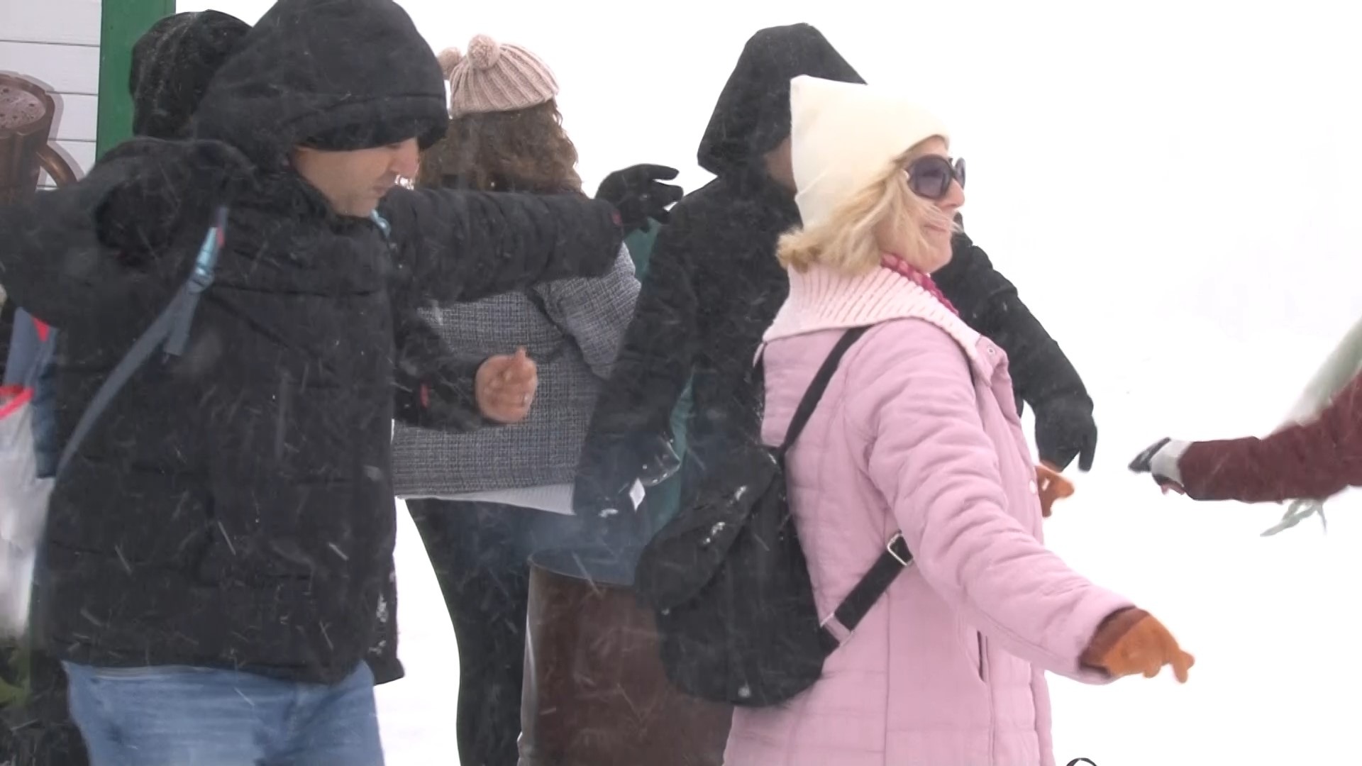 Kar eğlencesi yapan turistler. Fotoğraf: İHA
