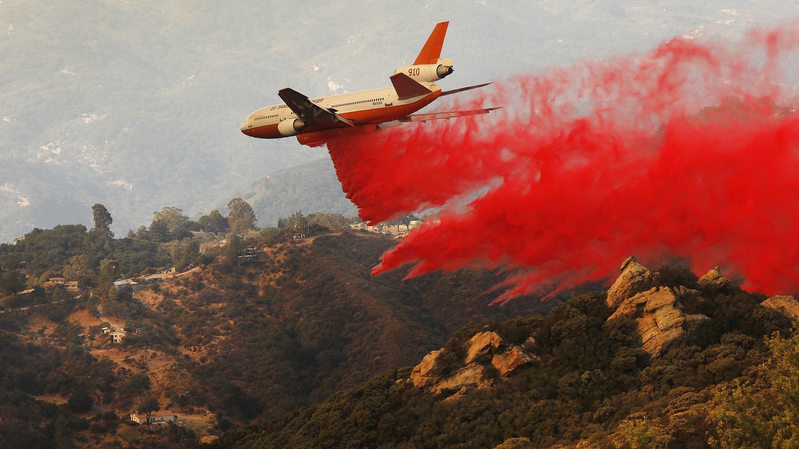 Phos-Chek'in orman üzerinde uygulanması. Fotoğraf: Los Angeles Times