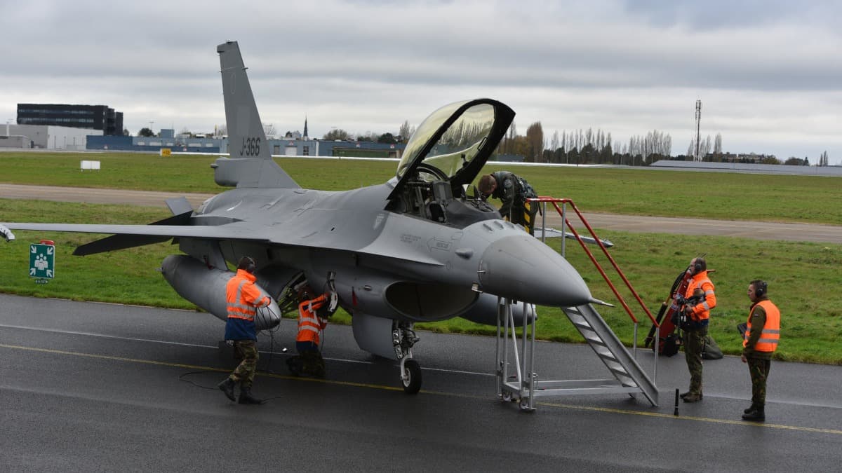 Hollanda, Ukrayna'ya söz verdiği son iki F-16'yı eğitim için teslim etti