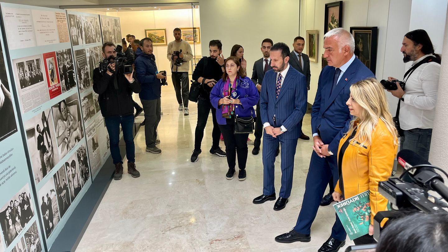 Bakan Ersoy 'Tutkulu İki Yürek' sergisini gezdi