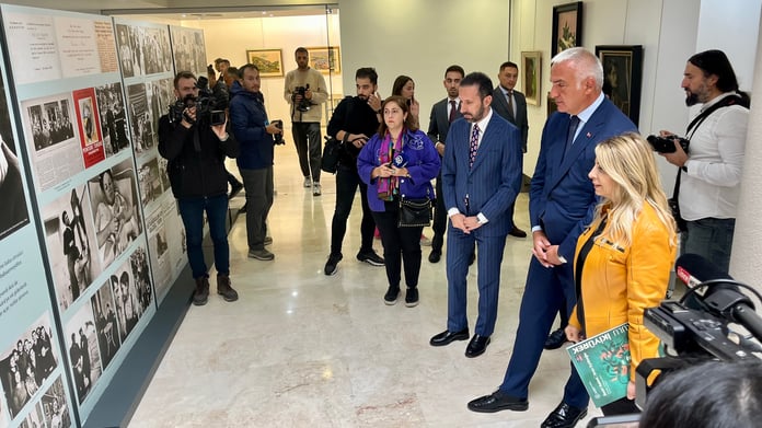 Bakan Ersoy 'Tutkulu İki Yürek' sergisini gezdi